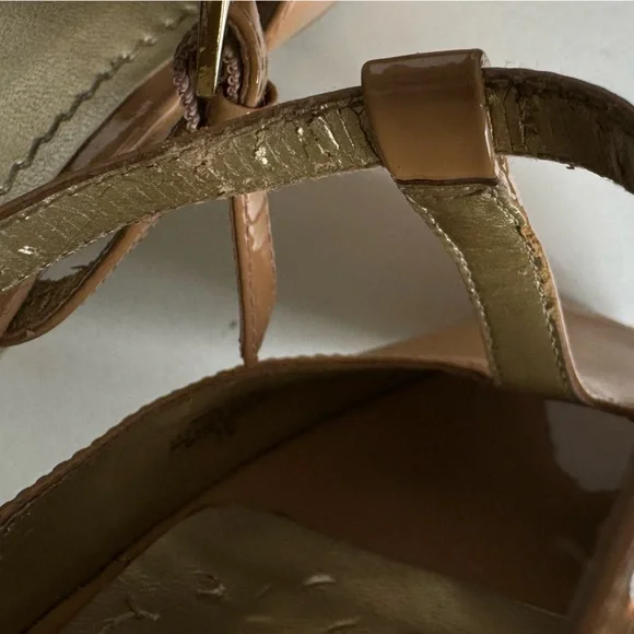 Nine West women's patent leather T Strap peep-toe sandals in beige size 10 - Picture 11 of 12